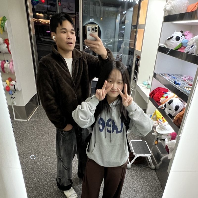 거울 앞에서 브이 하는 우리 둘